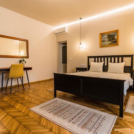 Boutique Rooms With Parking オラデア エクステリア 写真