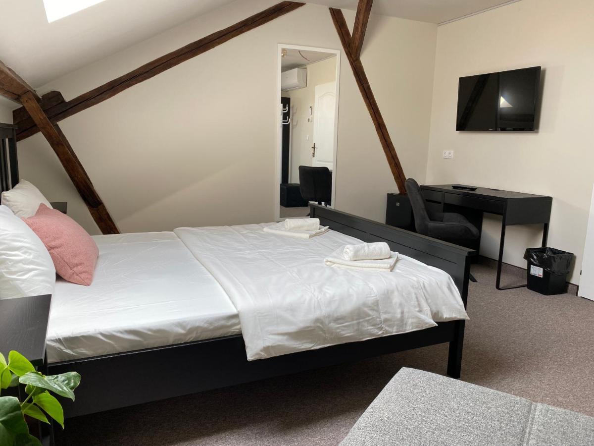 Boutique Rooms With Parking オラデア エクステリア 写真