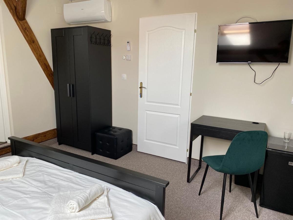 Boutique Rooms With Parking オラデア エクステリア 写真